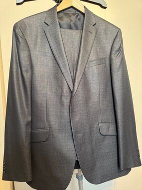 Kenneth Cole Charcoal Gray Two-ButtonSuit,  42 R pants 32W x 29L